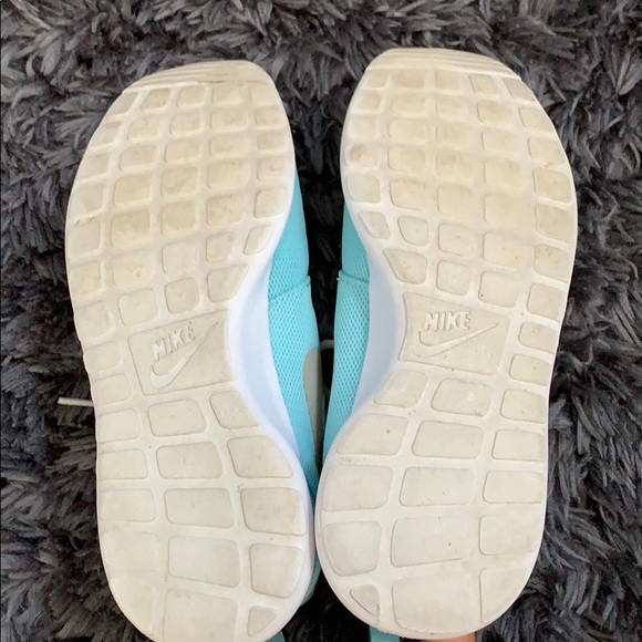 SOLD✨Nike women’s Roshe one size 7.5 - Picture 3 of 7
